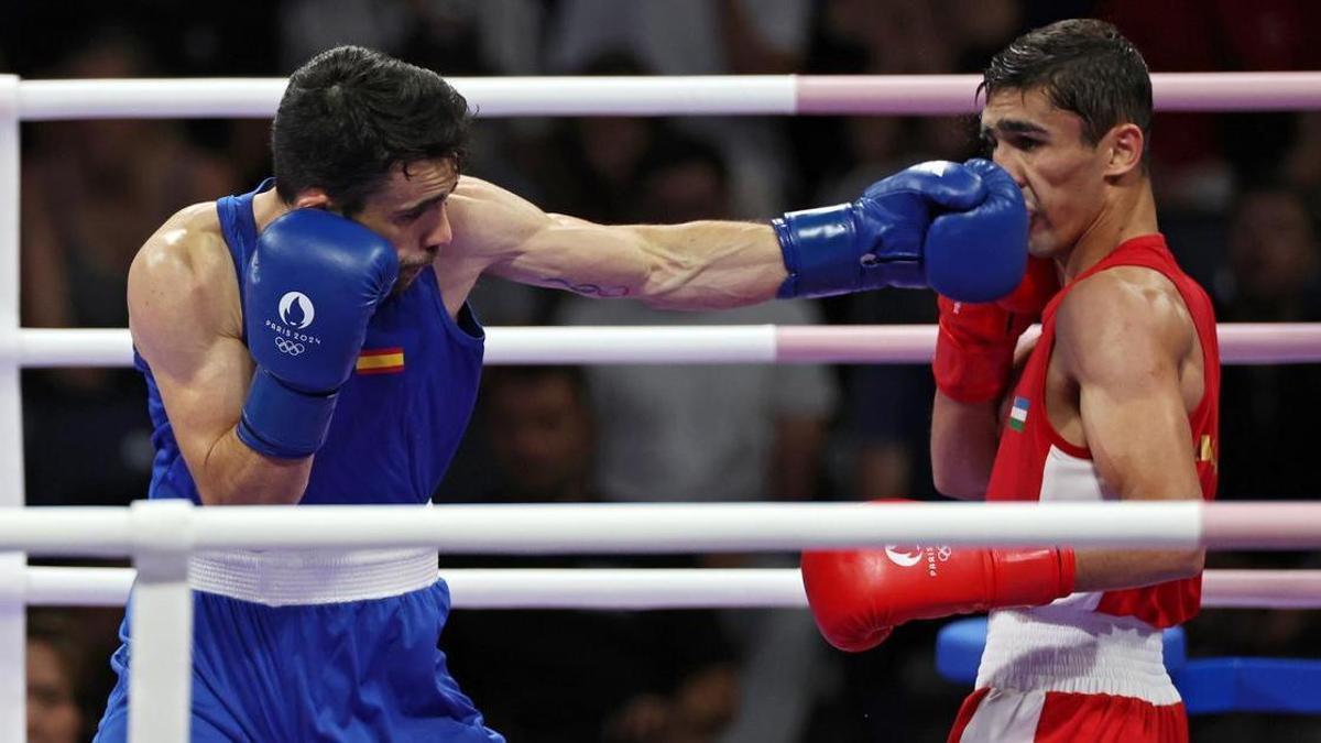 Quiles golpea al uzbeko Abdumalik Khalokov durante el combate.