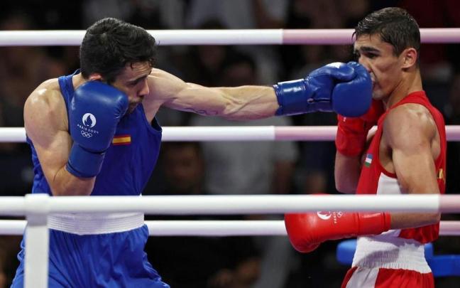 Quiles golpea al uzbeko Abdumalik Khalokov durante el combate.