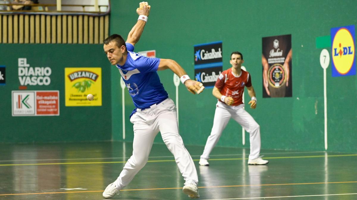 El color verde de la cancha fue testigo del duelo entre Larrazabal y Altuna del pasado 13 de abril