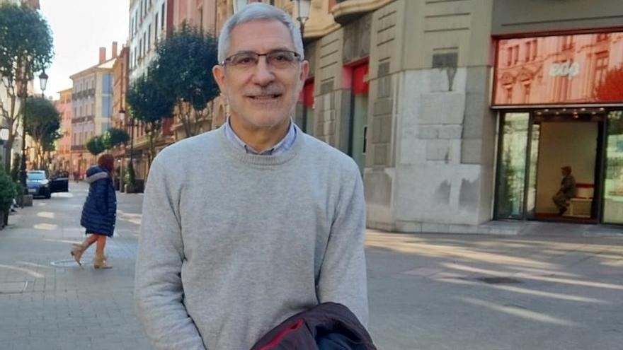 Gaspar Llamazares posa en una c&eacute;ntrica calle de Oviedo.