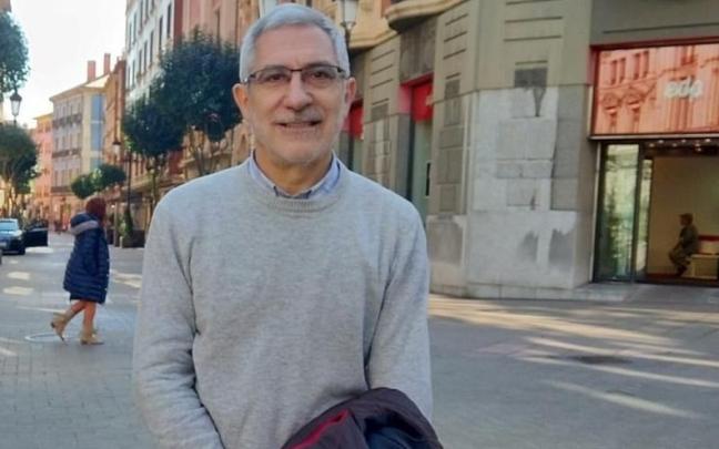 Gaspar Llamazares posa en una c&eacute;ntrica calle de Oviedo.