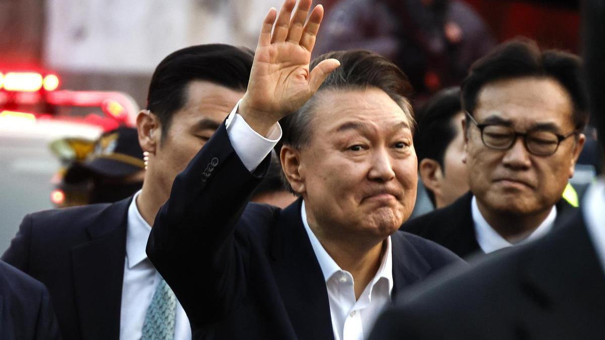 El presidente de Corea del Sur, Yoon Suk Yeol, saluda tras su liberación a sus simpatizantes.