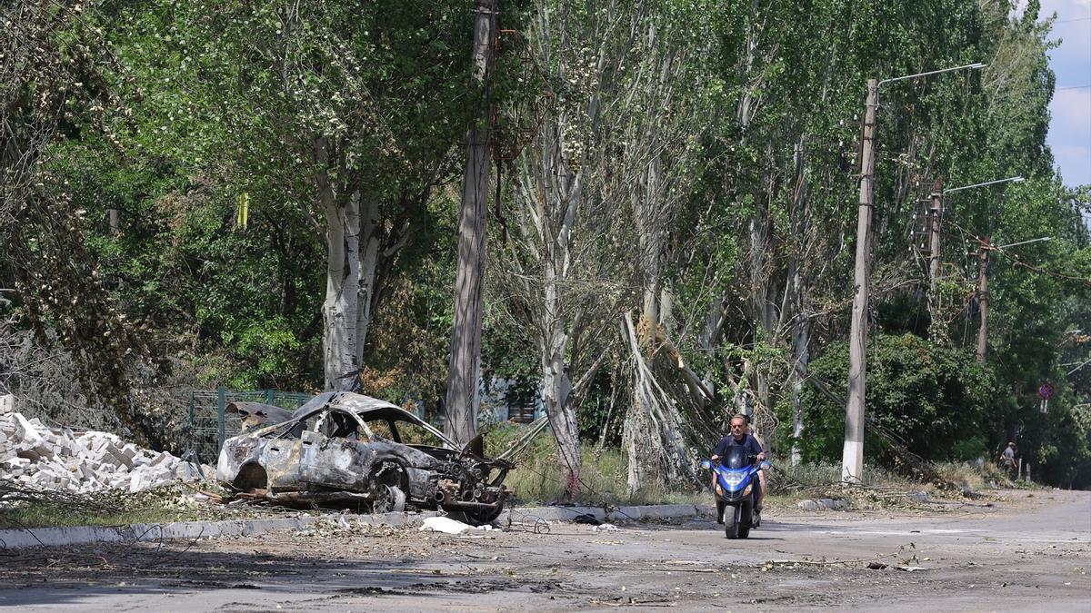 Imagen de archivo de un coche destruido en Lugansk.