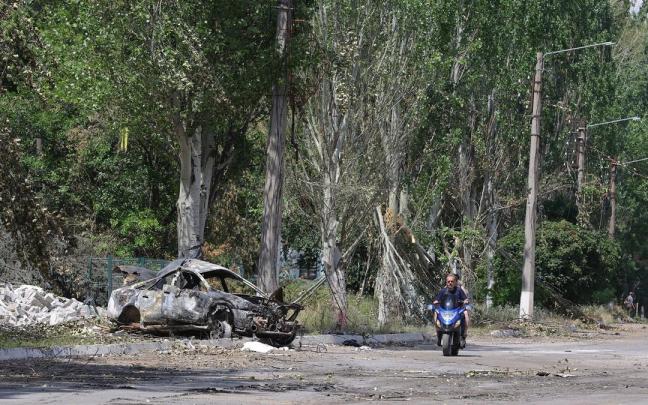 Imagen de archivo de un coche destruido en Lugansk.