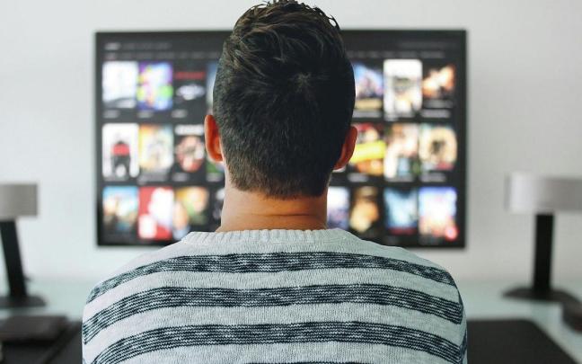 Un suscriptor trata de elegir una serie del catálogo que ofrece la plataforma. Un suscriptor trata de elegir una serie del catálogo que ofrece la plataforma.