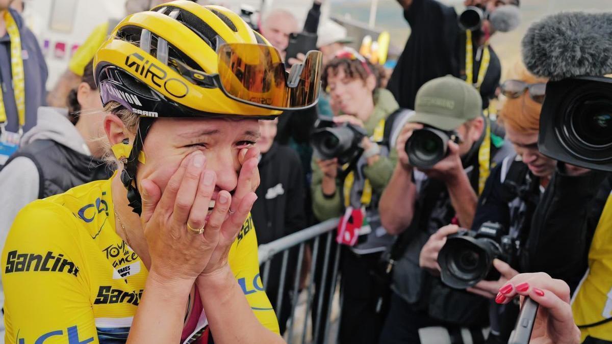 La líder, entre lágrimas, tras conquistar el Tour por cuatro segundos.