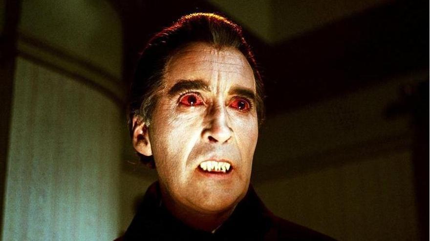 Christopher Lee como Drácula.