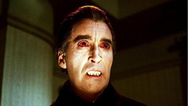 Christopher Lee como Drácula.