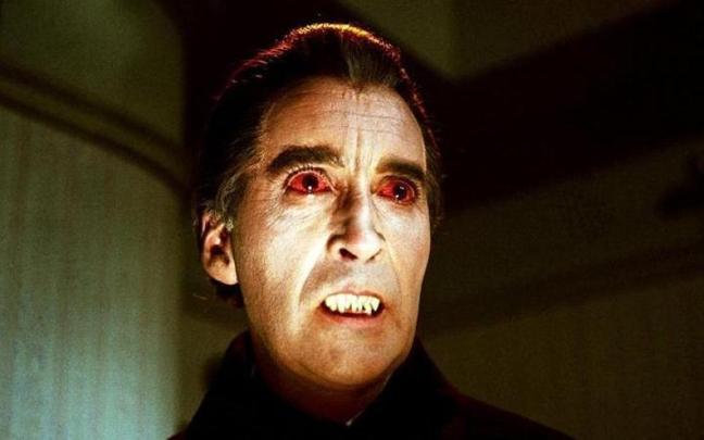 Christopher Lee como Drácula.