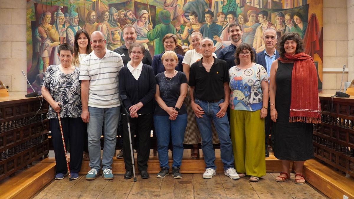 Las homenajeadas con los representates municipales. La foto ha sido retocada para incluir al portavoz del PP que no pudo acudir al acto