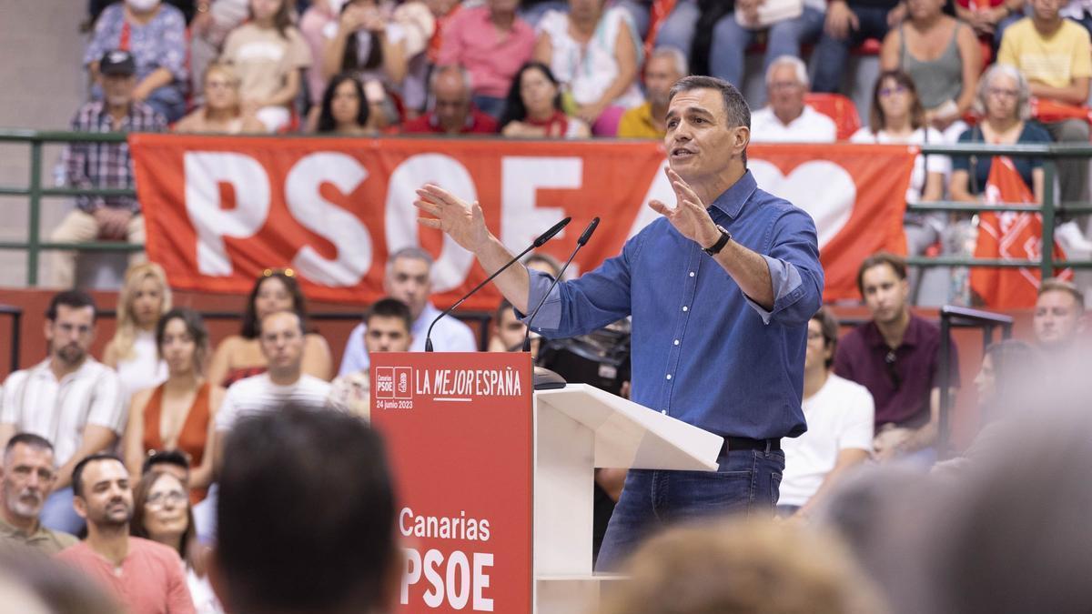 Pedro Sánchez durante su intervención en un acto de precampaña de su partido en Tenerife.