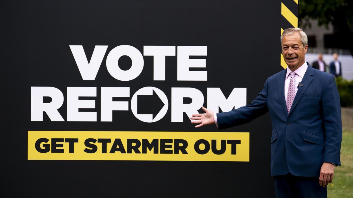 El ultranacionalista Nigel Farage haciendo campaña para las elecciones locales de Reino Unido.