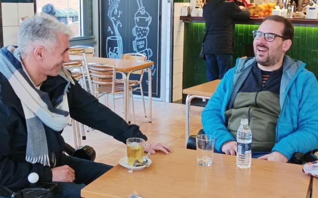 Raúl Pérez Uruburu y Asier Andueza, mentor y mentorado del programa de Fekoor, charlan en un bar.