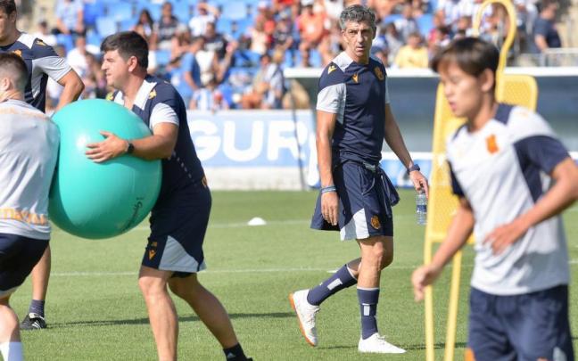 Imanol observa el entrenamiento de esta mañana en Zubieta. / PEDRO MARTÍNEZ