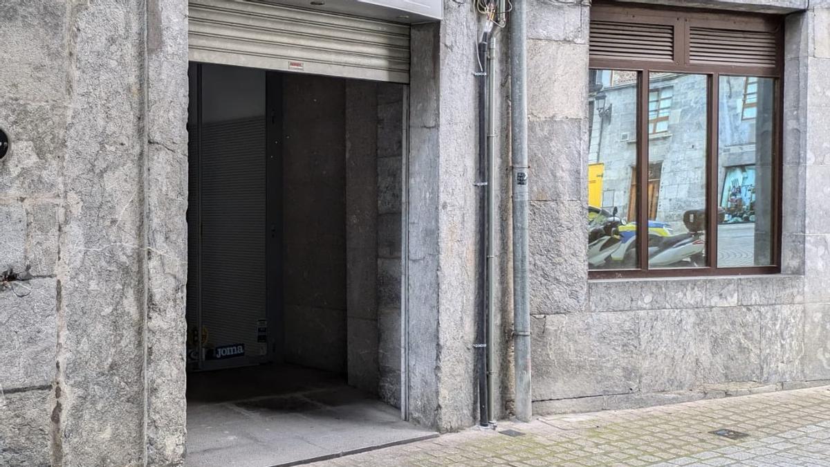 El local de la calle Enparan tendrá capacidad para 17 trasteros una vez que finalicen las obras