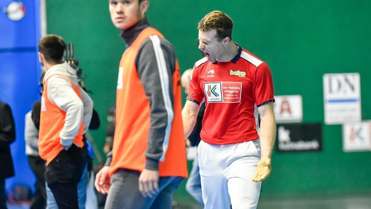 Artola se lamenta de un error en el partido contra Peña.