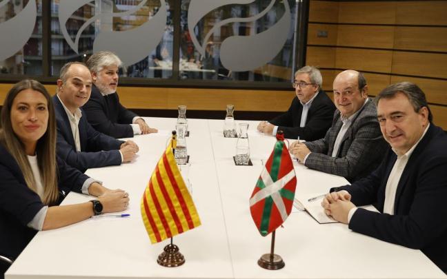 La reunión mantenida en Sabin Etxea por el PNV y Junts.