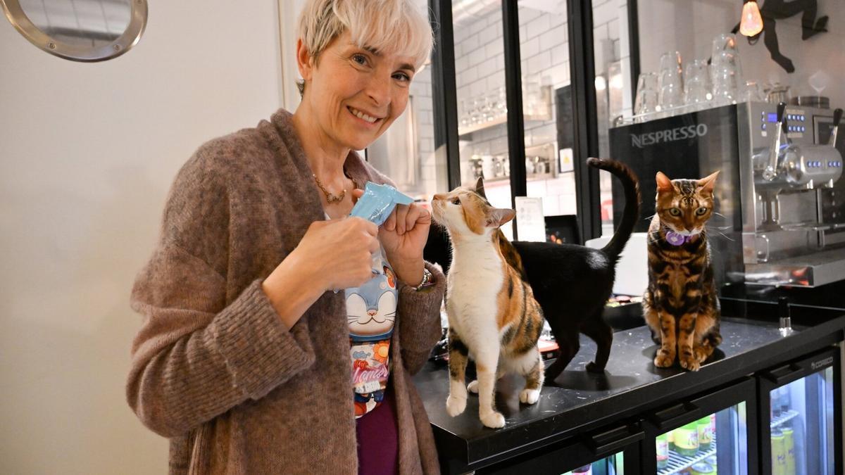 Marta Rodríguez sonríe a la cámara rodeada de los gatitos de El salón de mi casa.