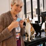 Marta Rodríguez sonríe a la cámara rodeada de los gatitos de El salón de mi casa.