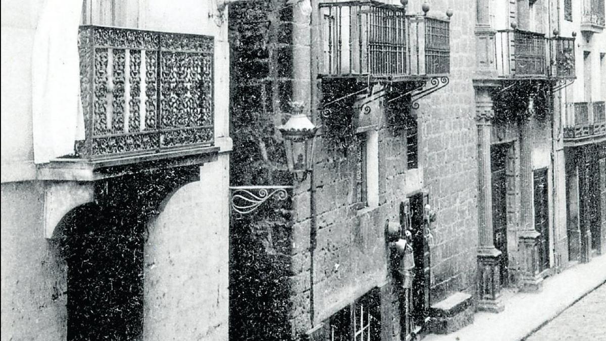 Fachada de la antigua Casa Zabala que se desmontó en 1919.