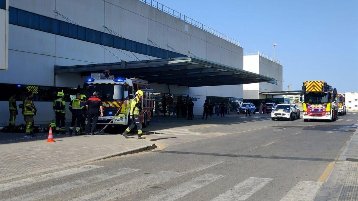 Bomberos trabajando en el hospital La Fe de Valencia
