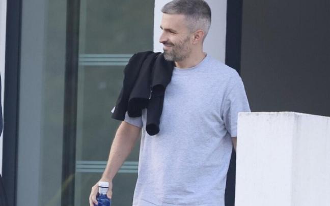 Erik Bretos, a la llegada al aeropuerto de Biarritz tras negociar por Orri Óskarsson. / JAVI COLMENERO