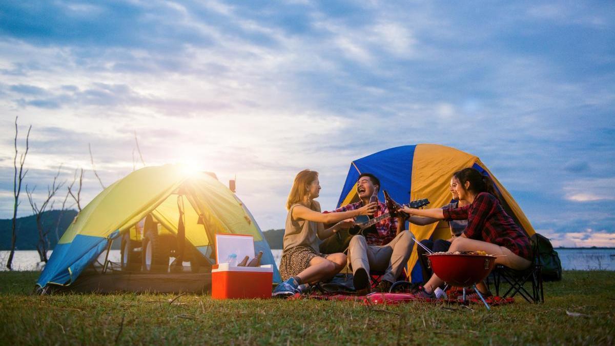 Un grupo de amigos disfruta en un camping