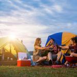 Un grupo de amigos disfruta en un camping