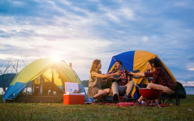 Un grupo de amigos disfruta en un camping