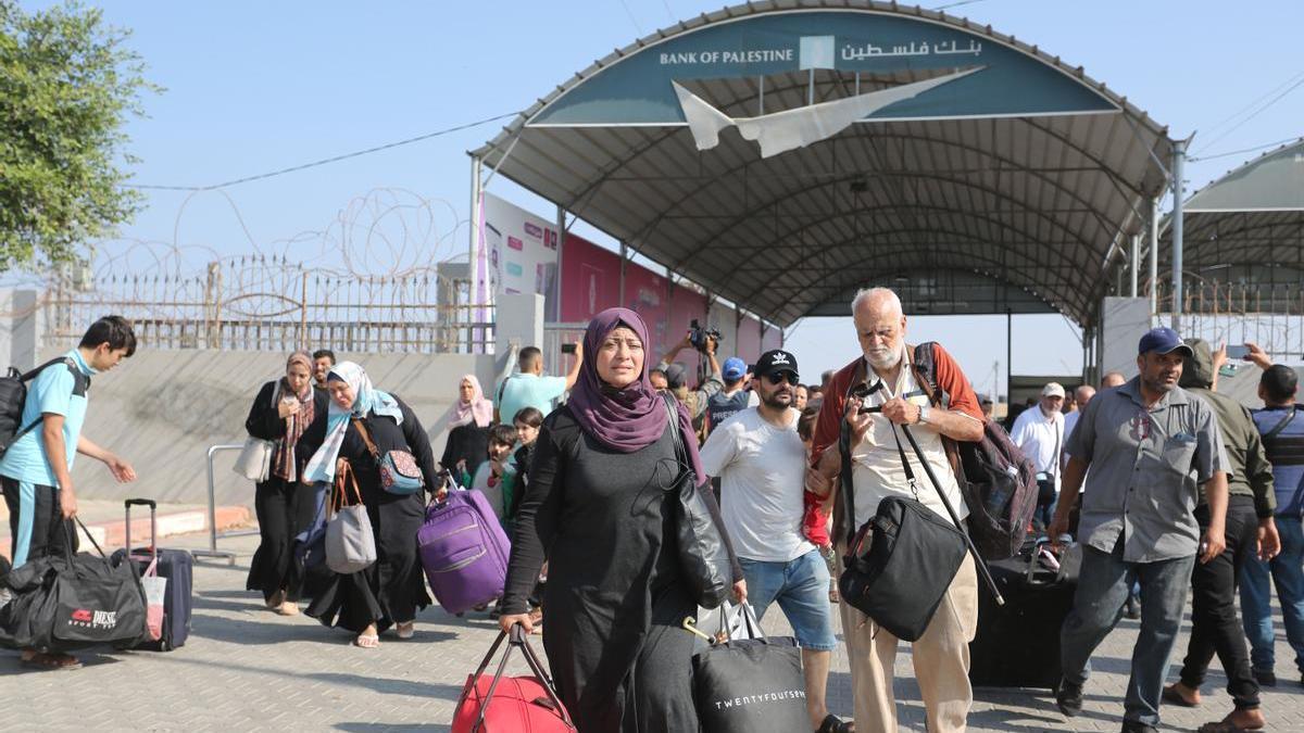 Gazatíes con doble nacionalidad y personas extranjeras abandonando la franja hacia Egipto.