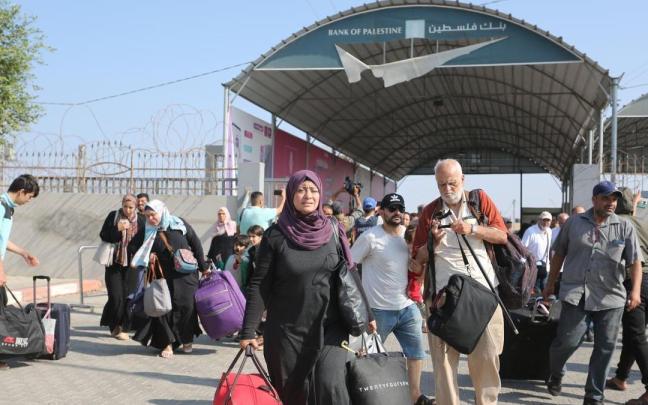 Gazatíes con doble nacionalidad y personas extranjeras abandonando la franja hacia Egipto.