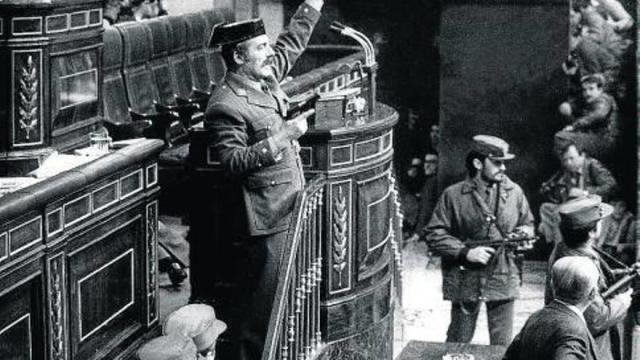 Tejero en el momento en el que toma el Congreso de los Diputados.