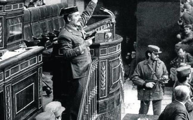 Tejero en el momento en el que toma el Congreso de los Diputados.