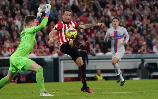 Alex Berenguer intenta superar a Ter Stegen en un remate.