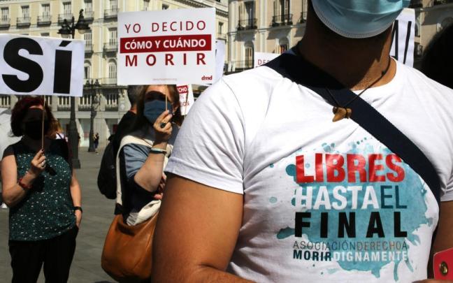 Imagen de archivo de miembros de la asociación Derecho a Morir Dignamente (DMD) a las puertas del Congreso de los Diputados.