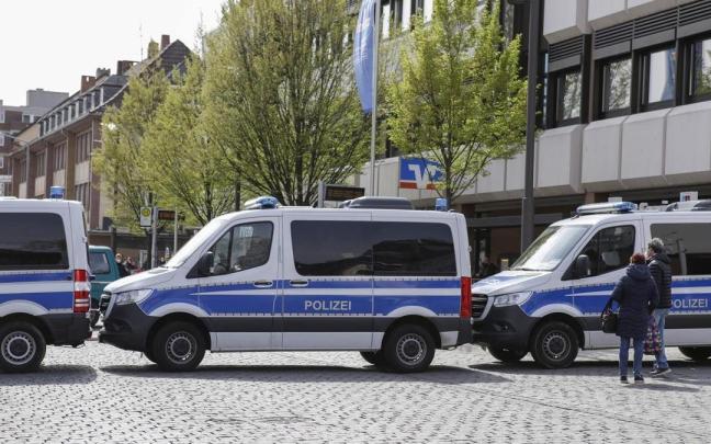 Furgones de la policía alemana ante una protesta ultraderechista en una foto de archivo. Furgones de la policía alemana ante una protesta ultraderechista en una foto de archivo.