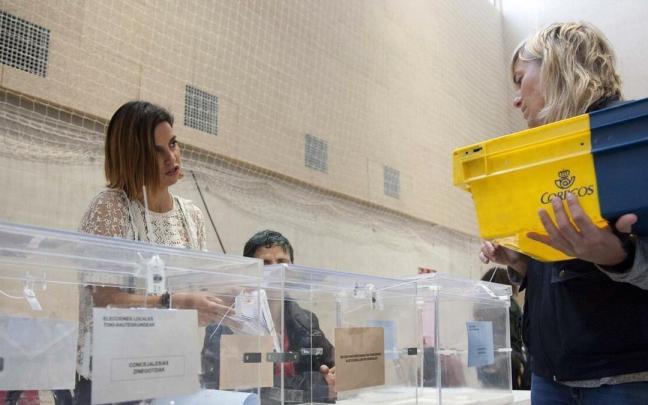 Una mesa electoral en una anterior convocatoria de los comicios municipales y forales