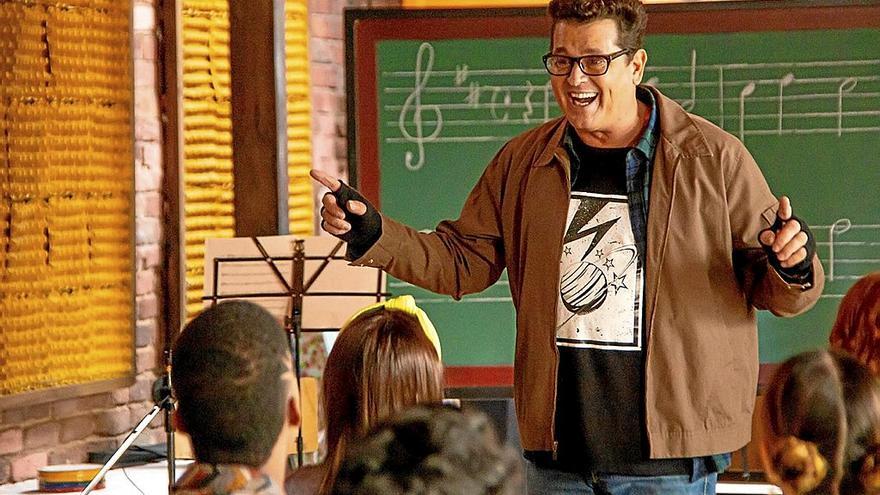 El cantante Carlos Vives, en la serie ‘El club de los Graves’. | FOTO: DISNEY+