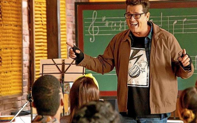 El cantante Carlos Vives, en la serie &lsquo;El club de los Graves&rsquo;. | FOTO: DISNEY+