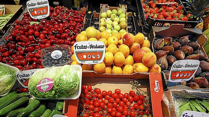El IVA reducido de los alimentos como las frutas y las verduras se mantendrá hasta final de año. | FOTO: EFE