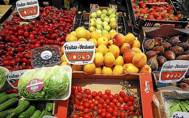 El IVA reducido de los alimentos como las frutas y las verduras se mantendrá hasta final de año. | FOTO: EFE