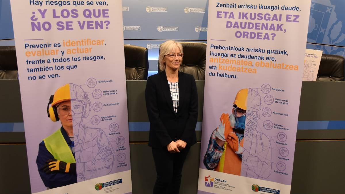 La directora de Osalan, Lourdes Íscar, en el acto de lanzamiento de la campaña