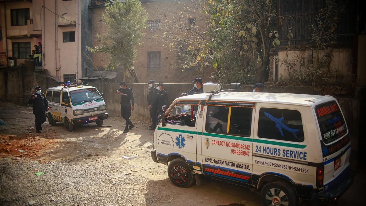 Un ambulancia llega a la capital de Nepal, Katmandú, con los cuerpos de las víctimas de un accidente aéreo (Imagen de archivo).