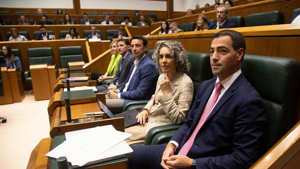 El lehendakari Imanol Pradales en el pleno de control del Parlamento Vasco.