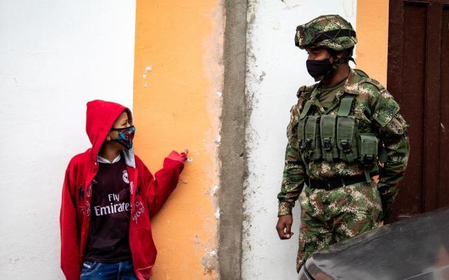Un soldado colombiano habla con un niño en una foto de archivo. Un soldado colombiano habla con un niño en una foto de archivo.