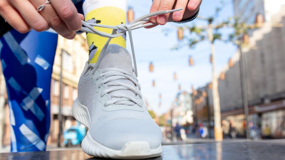 Las zapatillas blancas no solo se usan para hacer deporte.
