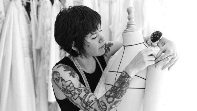 La diseñadora de alta costura Amaia Albes dando una puntada a una de sus creaciones. / Irantzu Pastor. La diseñadora de alta costura Amaia Albes dando una puntada a una de sus creaciones.