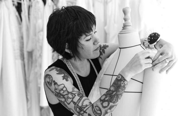 La diseñadora de alta costura Amaia Albes dando una puntada a una de sus creaciones.