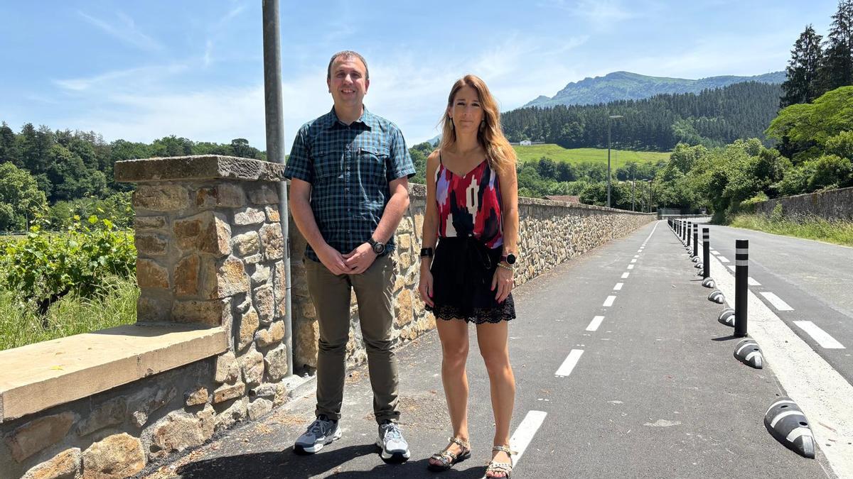 La alcaldesa, Izaro Elorza, y el edil Xabier Igartua se muestran satisfechos con el resultado de la obra.