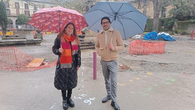 La alcaldesa, Izaro Elorza, y el edil de Urbanismo Iñigo Ruiz, delante de la fuente-escueltura que quedará mejor integrada en el entorno.